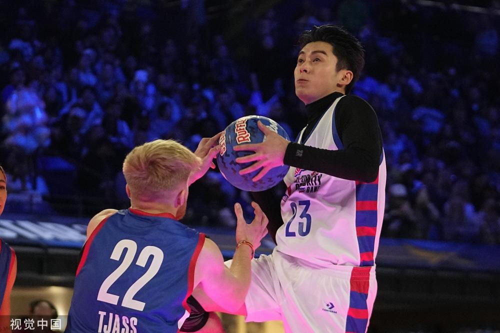 年少的他并 年少的他并